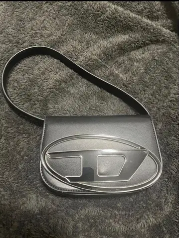 로고 포함 블랙 숄더백