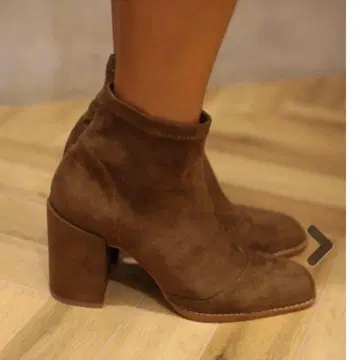 브라운 스웨이드 앵클부츠 중간 힐