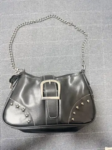 스터드 장식 블랙 핸드백