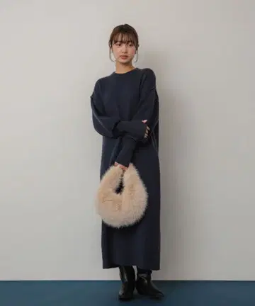 SENSE OF PLACE 센터 시임 썸홀 니트 원피스 블랙