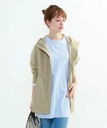 INDIVI 하이 트위스트 타프타 포켓터블 코트 베이지 후드 부착 자켓