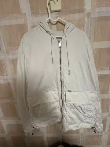 화이트 후드 부착 집업 자켓