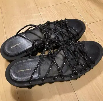 Hender Scheme 블랙 샌들