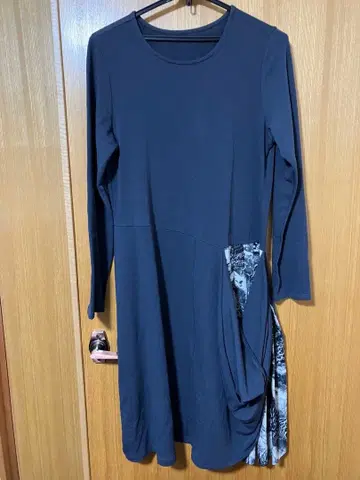 다크 블루 긴팔 무릎 기장 원피스