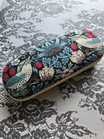 윌리엄 모리스 딸기 머드네스 안경 케이스