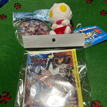 울트라맨 시리즈 봉제 인형과 캔뱃지 세트