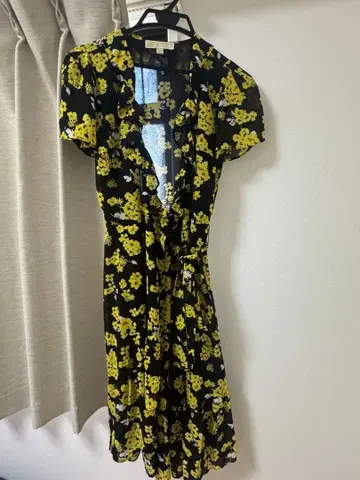 MICHAEL KORS 꽃무늬 랩 원피스 블랙 x 옐로우