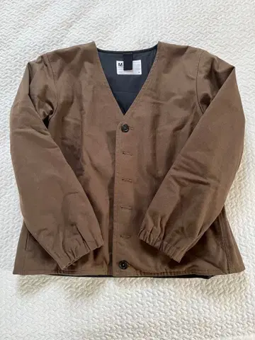 MHL. WORKWEAR COTTON TWILL 노카라 자켓 브라운