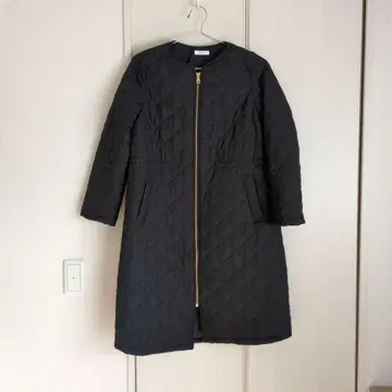 새상품급 a.v.v. 충전솜 노카라 코트 골드 블랙 퀼팅 코트