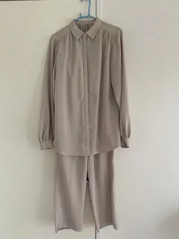 AKTE 베이지 실크 터치 셋업