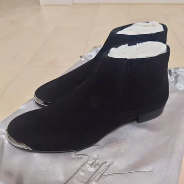 블랙 스웨이드 부츠 메탈릭 힐 수납 가방 포함