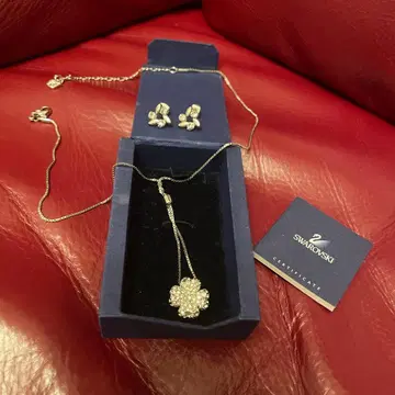 Swarovski 목걸이와 귀걸이 세트