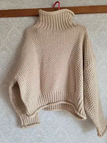 베이지 터틀넥 스웨터