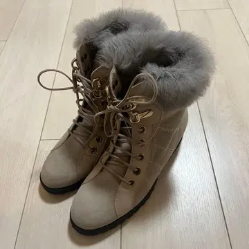 퍼 달린 베이지 스웨이드 부츠