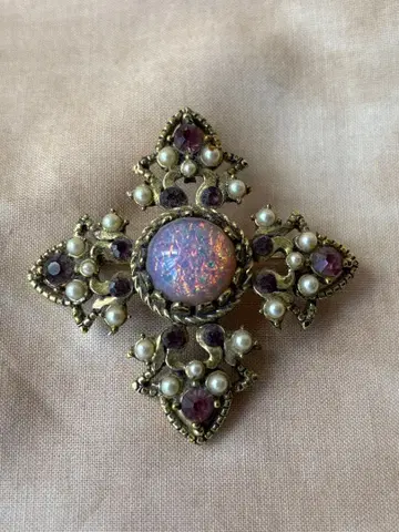 오팔풍 스톤이 달린 크로스형 브로치