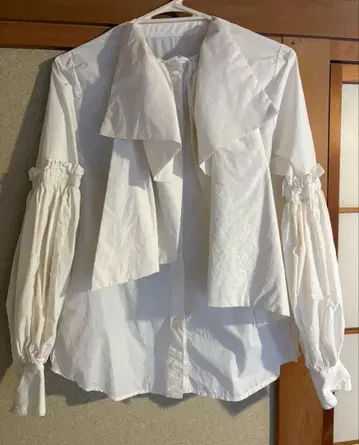 Bibiy. 비비 화이트 긴팔 셔츠 블라우스