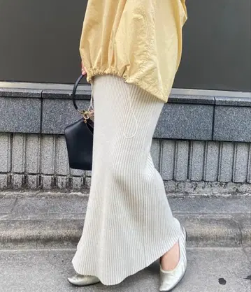 아이보리 리브 플레어 롱 스커트