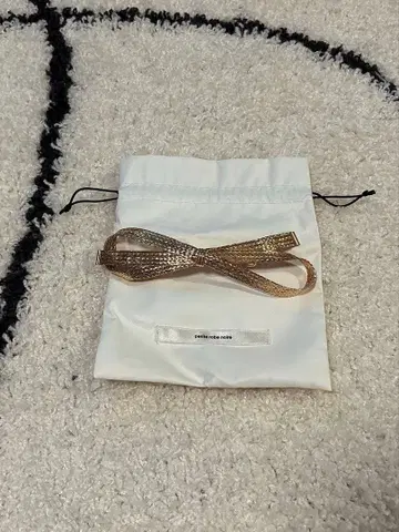 petite robe noire 쁘띠 로브 노아르 리본 머리핀 골드