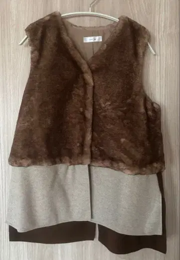 새상품급 에이미 로우 브라운 퍼 베스트