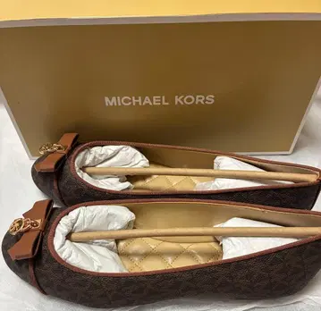 새상품 MICHAEL KORS 브라운 플랫슈즈 24.5