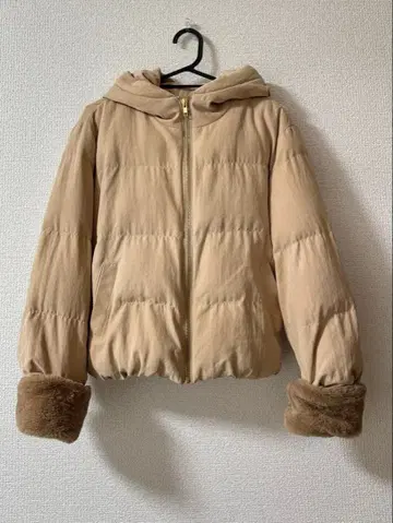 베이지 후드 부착 다운 자켓