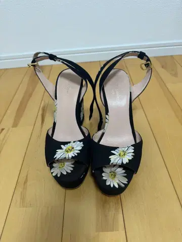 블랙 꽃무늬 웨지힐 펌프스