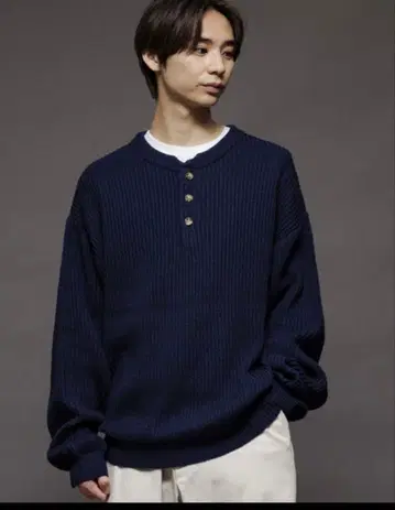 한정판 전개 릴랙스 핏 하찌 헨리넥 니트