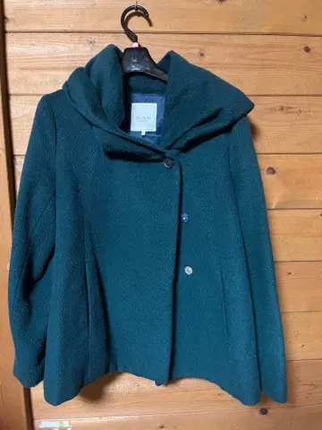 후드 부착 다크 그린 코트