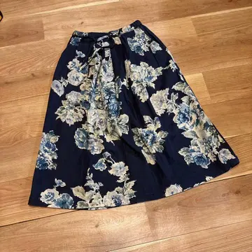 FABRIC'S 네이비 꽃무늬 턱 스커트