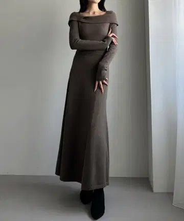 Louere 비대칭 오프숄더풍 니트 플레어 원피스 차콜 MT 택 포함