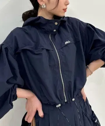 질 바이 질 스튜어트 로고 나일론 숏 기장 자켓