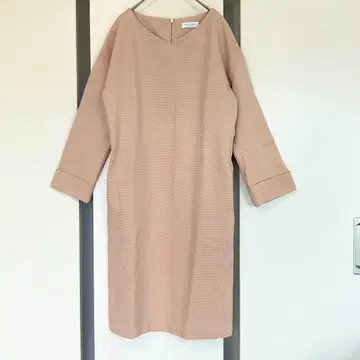 BEAUTY&YOUTH V넥 원피스 살몬 핑크 고급스러운