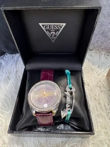 거의 새상품 GUESS 25주년 기념 퍼플 가죽 시계 팔찌 세트