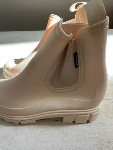 크림색 지퍼 달린 숏 레인부츠