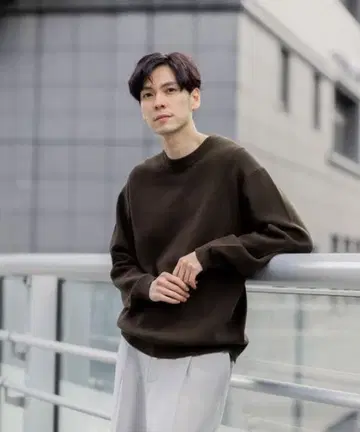 글로벌 워크 고급스러움 밀라노립 맨투맨 라이크 오테라 니트 브라운