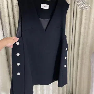 AVENIRETOILE 블랙 V넥 베스트