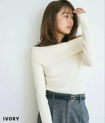 [ 미사용 새상품 ] BASEMENTonline 오프숄더 니트