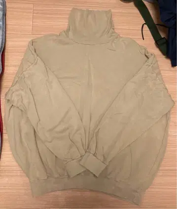 쿠메 섬유 빅 터틀넥 맨투맨 베이지