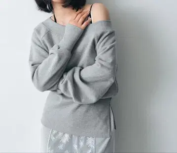 [ 미사용 새상품 ] CODE A (코드에이) 오프숄더 맨투맨 그레이