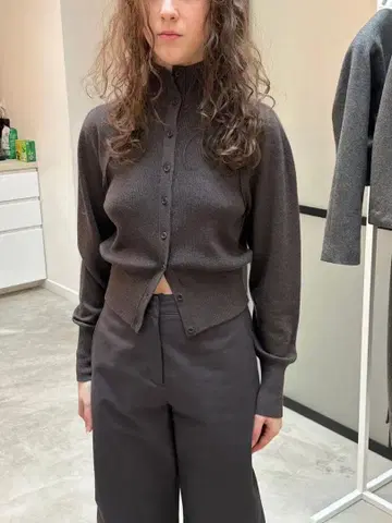 AMOMENTO 다크 브라운 하이넥 가디건