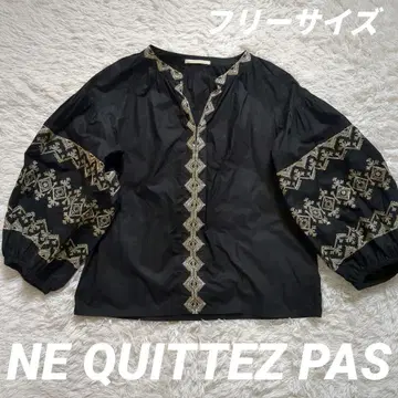새상품급 NE QUITTEZ PAS 금 자수 블라우스
