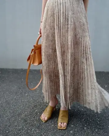 CLANE FLOWING FLOWER SKIRT