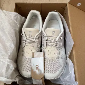On 베이지 메쉬 러닝화