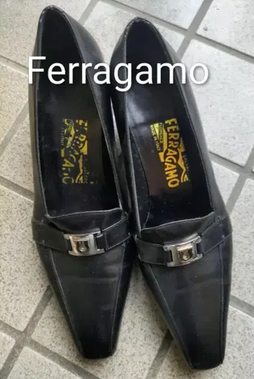 페라가모의 블랙 펌프스