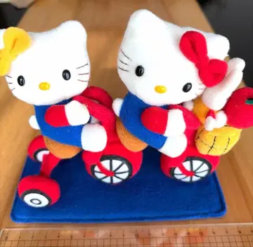 자전거를 타는 헬로키티 봉제 인형