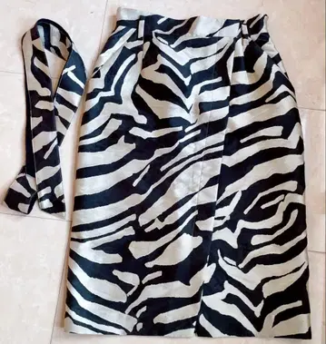 TRU'TRUSSARDI 제브라 패턴 타이트 스커트