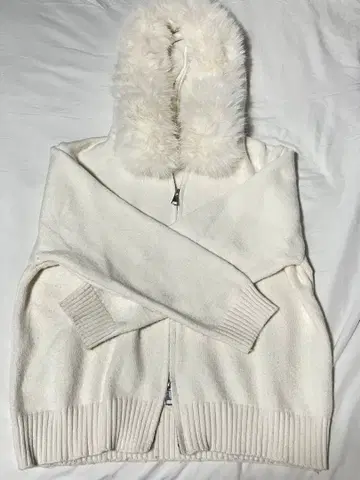 화이트 퍼 집업 니트