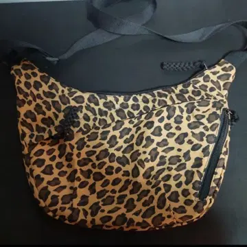 [ 최종 가격 인하! ] 레오파드 무늬 애니멀 무늬 초승달형 숄더백