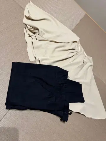 화이트 플레어 슬리브 상의와 네이비 팬츠 세트