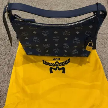 신상 MCM 네이비 로고 프린트 숄더백